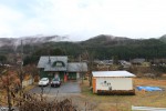 道路側から見るナナイロ食堂全景。雪が積もったら正面の冬玄関から中へ。暖かい季節は広いお庭と山の景色を眺めながら、夏玄関へ